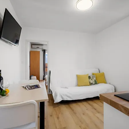 Ferienhaus Five-Bedroom Holiday Home Primosten With Sea View 06 *