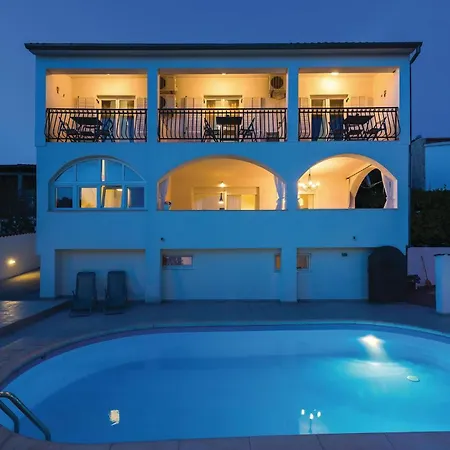 Ferienhaus Five-Bedroom Holiday Home Primosten With Sea View 06 *