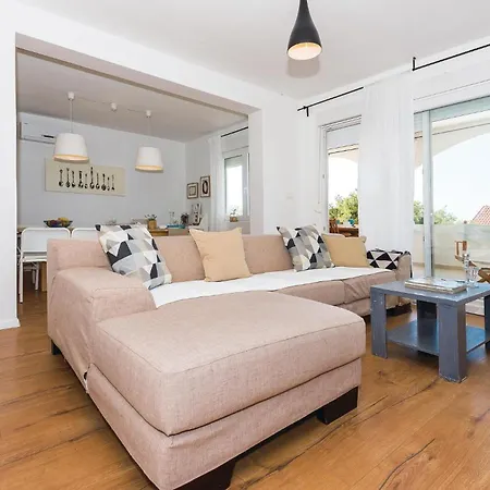 Five-Bedroom Holiday Home Primosten With Sea View 06 Primošten