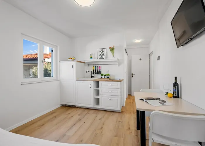 Vakantiehuis Five-bedroom With Sea View 06 *