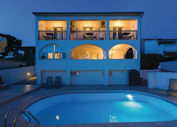 Vakantiehuis Five-bedroom With Sea View 06 *